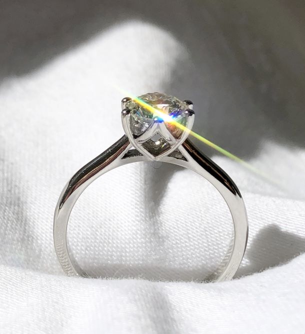 Exklusiver Verlobungsring mit Brillant vom Juwelier Berlin – handgefertigt in eigener Goldschmiede